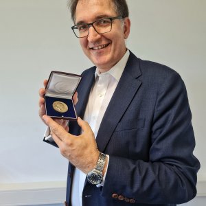Prof. Seeberger mit Medaille