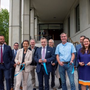 Feierliche Eröffnung des Forschungszentrums 3H mit (v.l.n.r.) Institutssprecher Prof. Dr. Herwig Winkler, Prof. Dr.-Ing. Holger Seidlitz, Fachgebiete Polymerbasierter Leichtbau und Füge- und Schweißtechnik, BTU-Präsidentin Prof. Dr. Gesine Grande, Finanzstaatssekretär Frank Stolper, Dekan Prof. Dr.-Ing. Georg Möhlenkamp und Brandenburgs Wissenschaftsministerin Dr. Manja Schüle