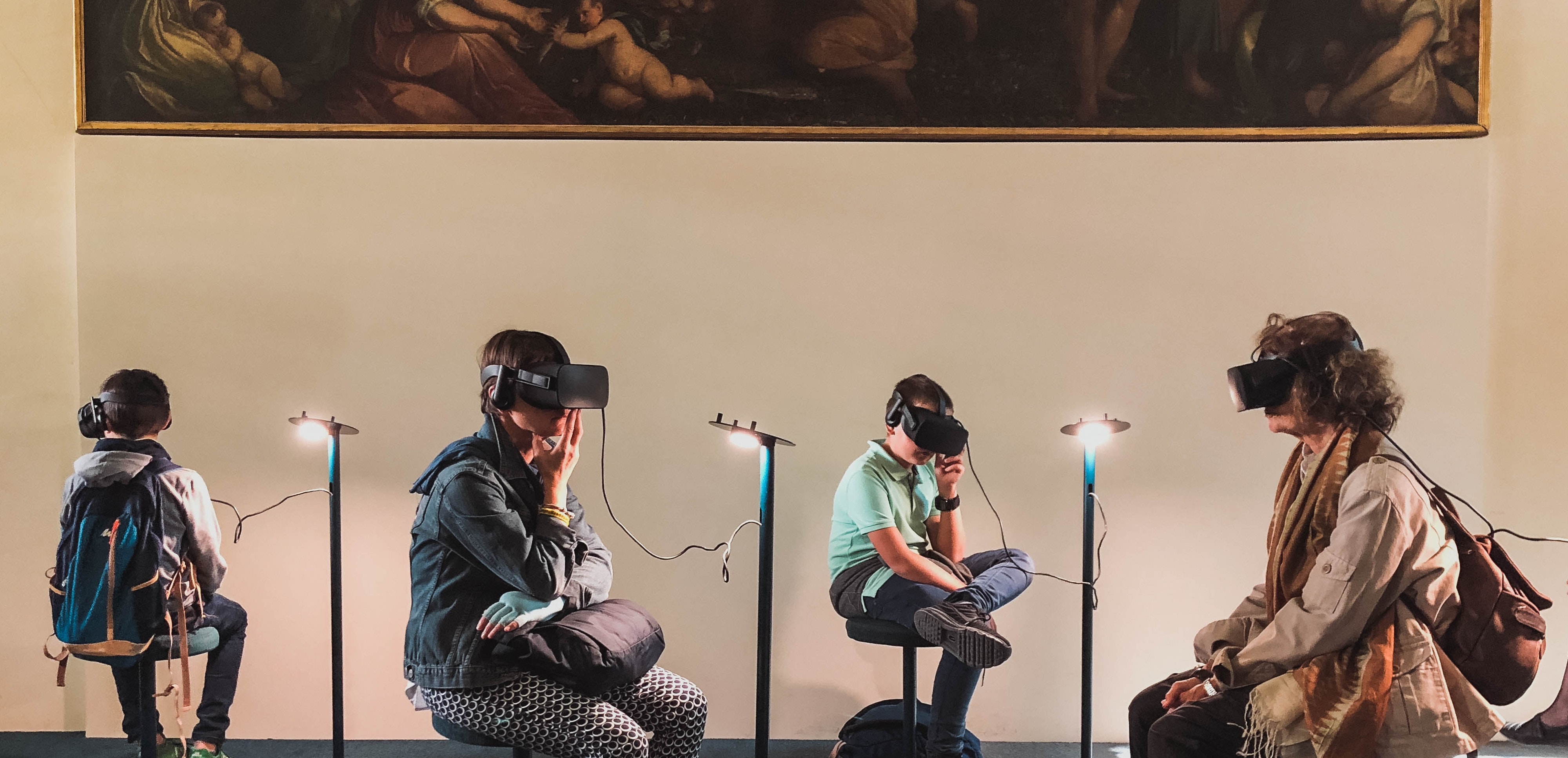Menschengruppe mit VR-Brillen vor einem Gemälde