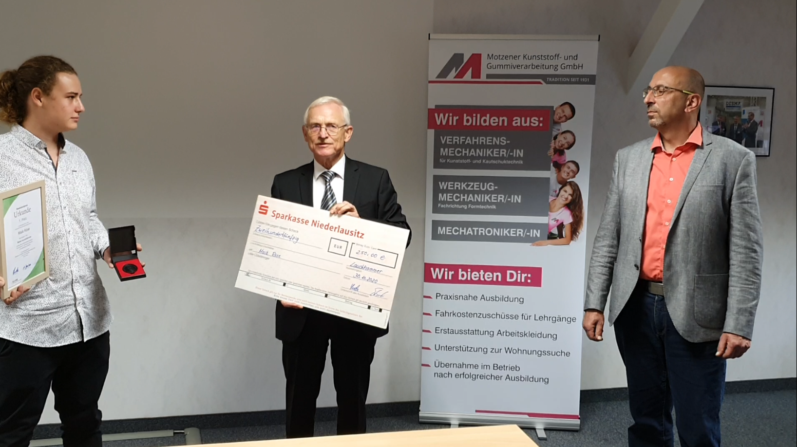 Baekeland Preis 2020: v.l.n.r. Matthias Purann (Preisträger), Dr. Hubert Lerche (KuVBB e.V.) und Maik Röse (Motzener Kunststoff- und Gummiverarbeitung GmbH)