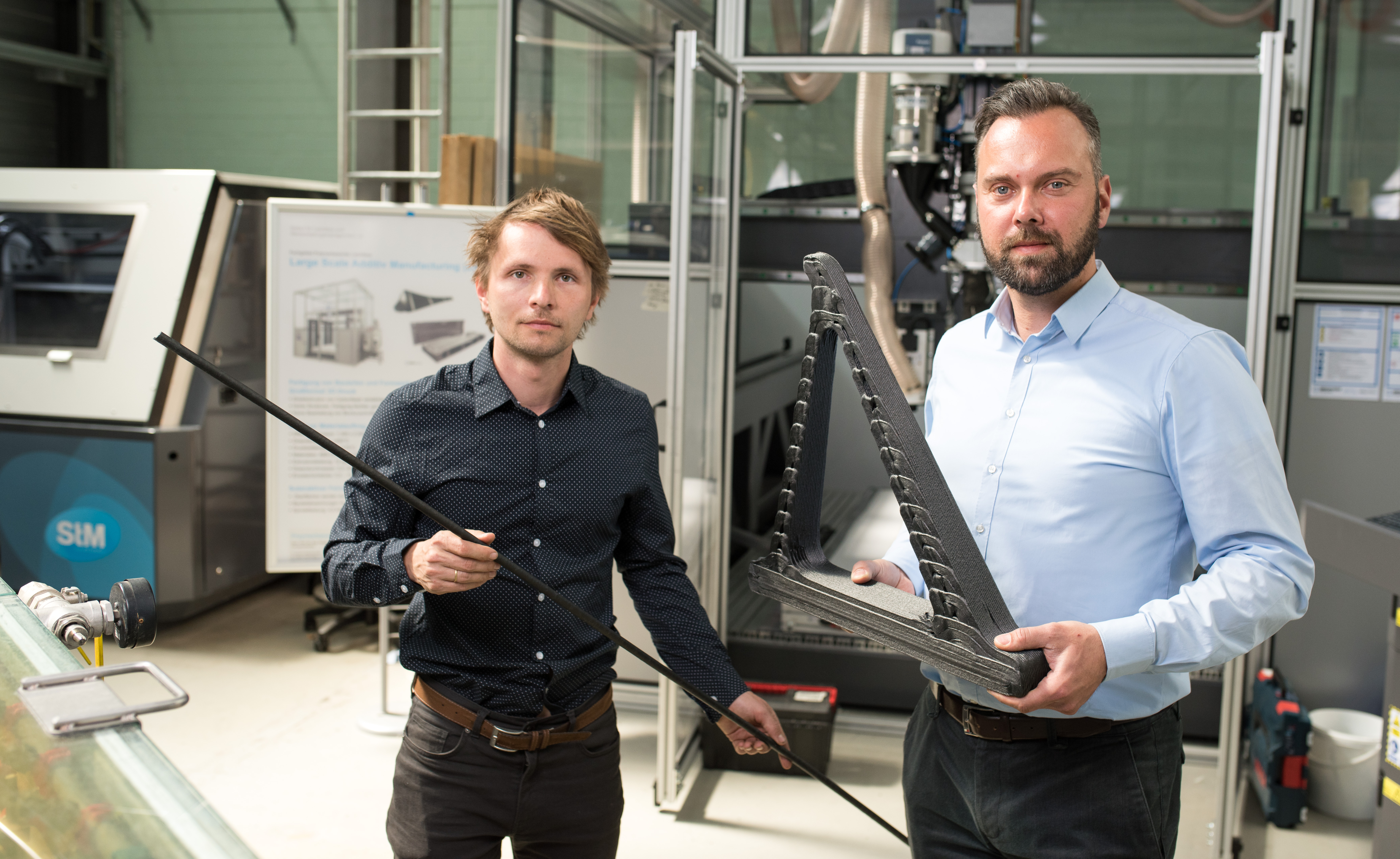 Prof. Dr.-Ing. Holger Seidlitz (r.) und Jonas Krenz arbeiten gemeinsam mit der Global Enertec AG an einer neuartigen, energieeffizienten Recycling-Technologiekette für Carbon-Bauteile 