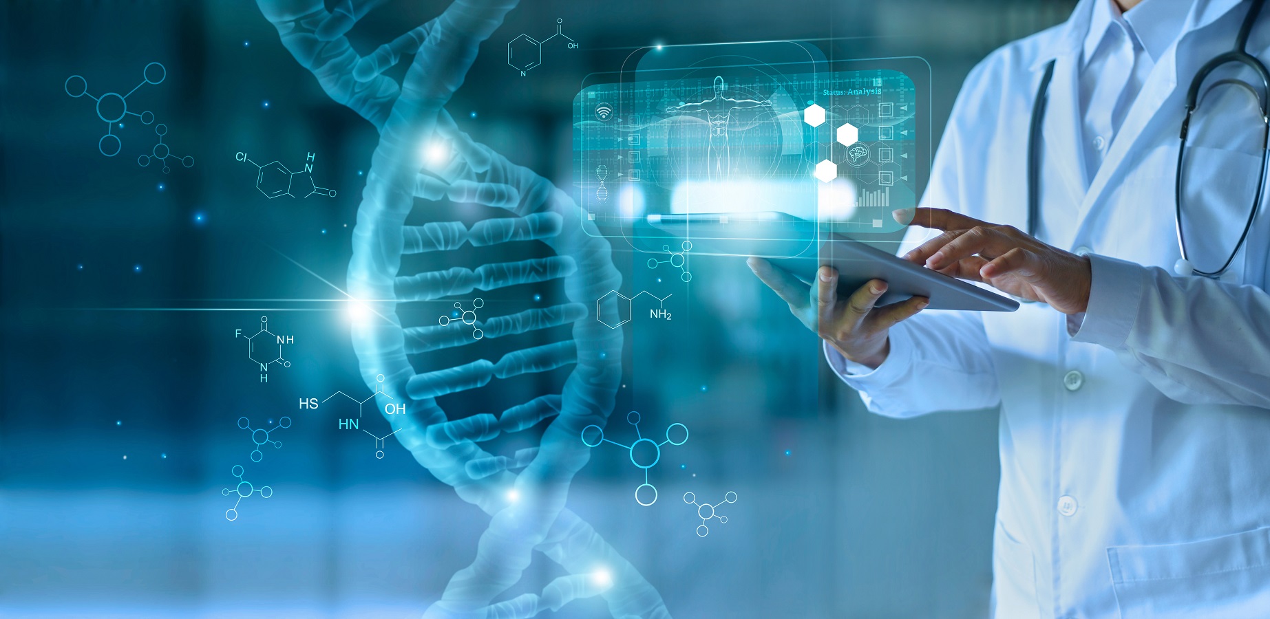 Eine Arzt hält ein Tablet in der Hand. Im Hintergrund wird ein DNA-Strang dargestellt.