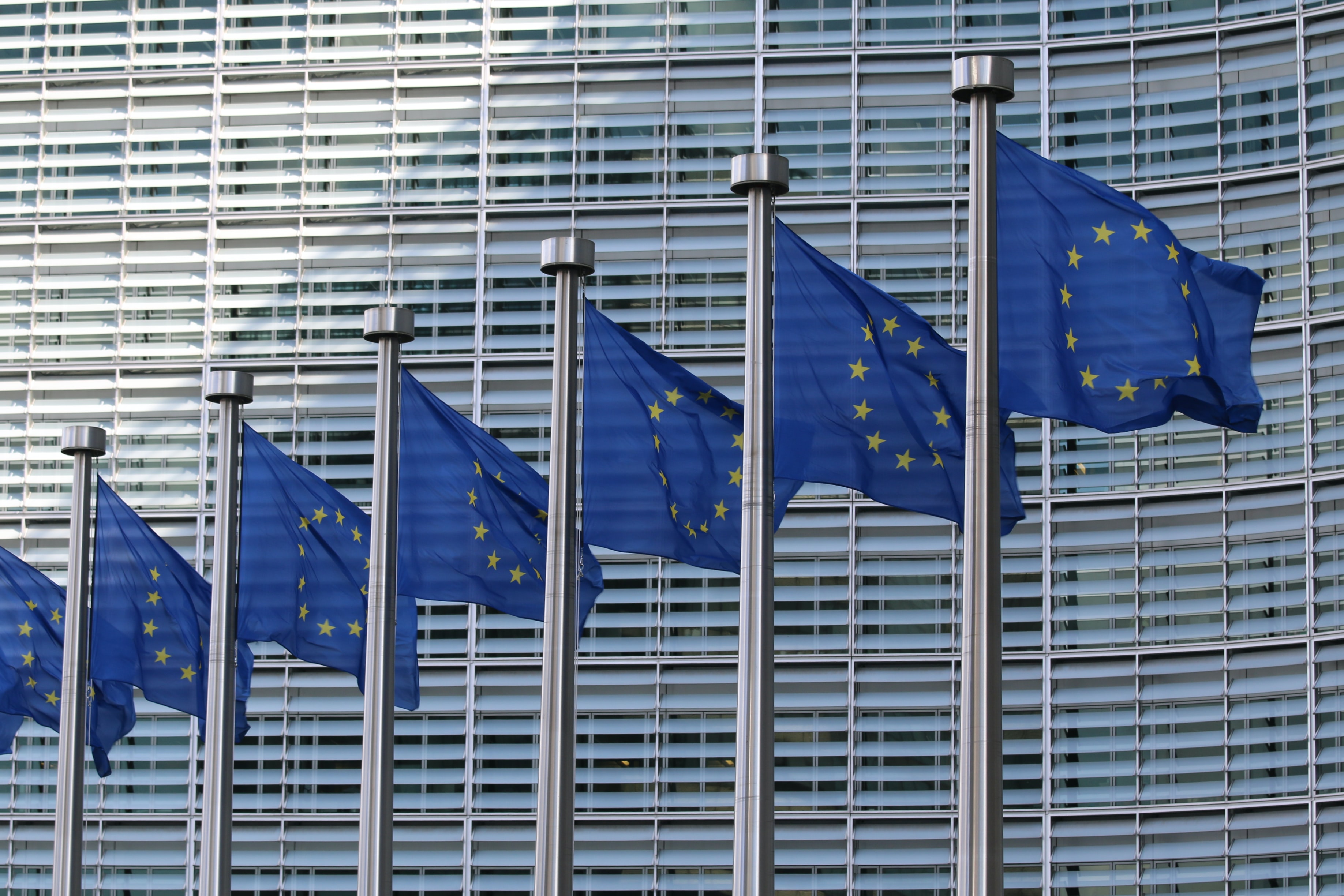 EU Fahnen vor der Kommission in Brüssel
