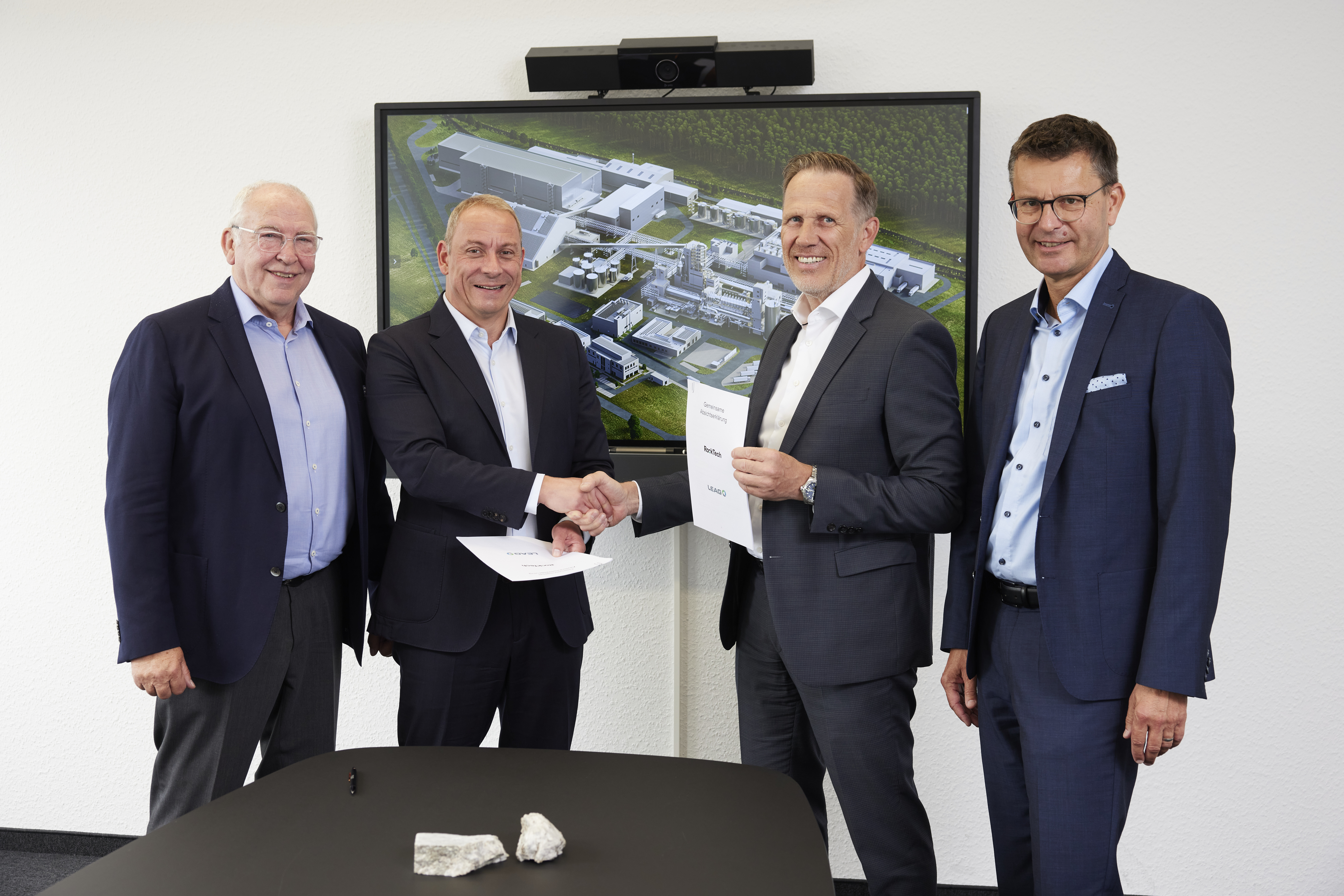 Klaus Schmitz, Chief Operating Officer, Dirk Harbecke, Chairman und Chief Executive Officer von Rock Tech Lithium, LEAG-Vorstandsvorsitzender Thorsten Kramer und LEAG-Finanzvorstand Dr. Markus Binder (v.l.n.r.) unterzeichneten die Absichtserklärung zur gemeinsamen Entwicklung des Lithium-Standortes Guben.