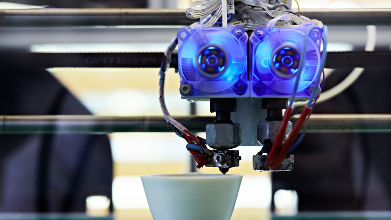 Das Cluster Nahaufnahme eines 3D-Druckers, der ein Werkstück fertigt