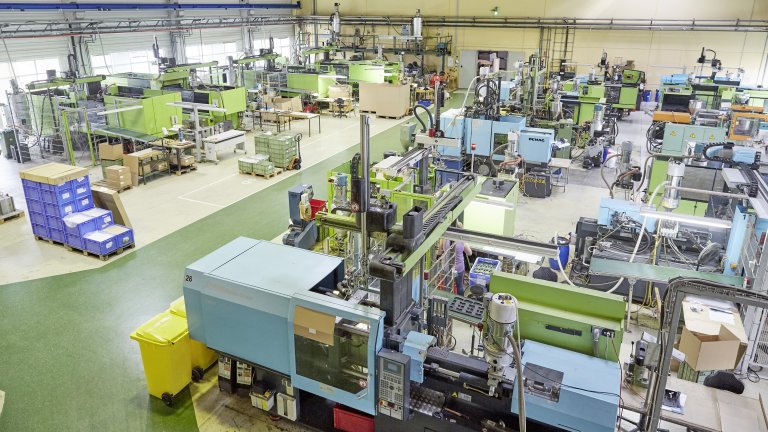 Wirtschaft Blick von oben in eine Fertigungshalle