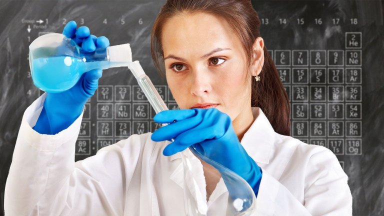 Frau im Labor experimentiert mit Chemikalien