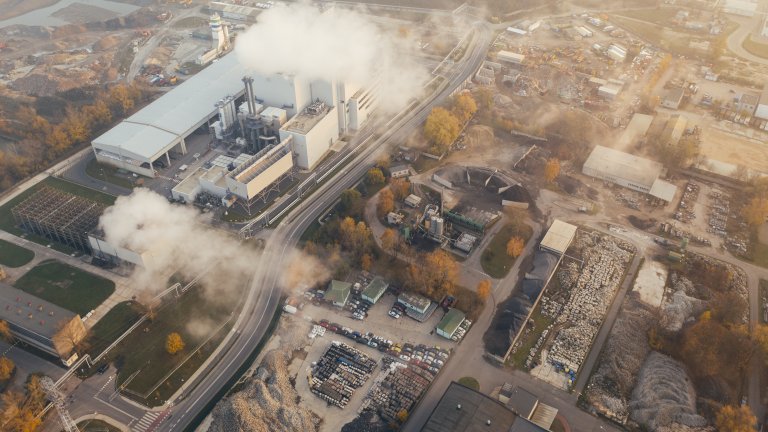 Fabrik mit rauchenden Schornsteinen