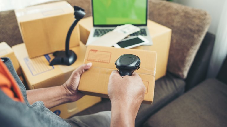 KMU-Sprechstunde IMI Digitale Auftragsabwicklung Mann scannt Päckchen