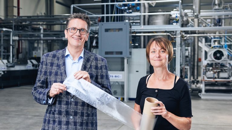Dr. Gerald Hauf, Geschäftsführer der Polymer-Gruppe und Dr. Antje Lieske, Leiterin der Abteilung »Polymersynthese« am Fraunhofer IAP eröffnen mit innovativen PLA-Copolymeren neue Anwendungsfelder für Biokunststoffe.