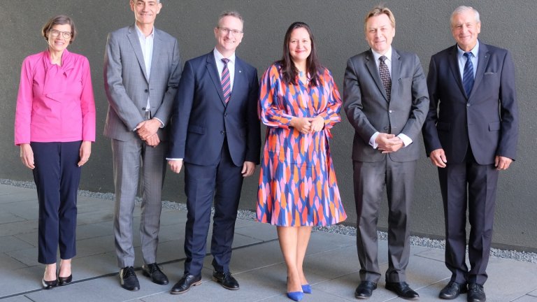 Prof. Alexander Böker (3.v.l.), Leiter des Fraunhofer IAP mit Grußwortsprechern der Festveranstaltung: Agnes von Matuschka, Geschäftsführerin Standortmanagement Golm GmbH (l.); Dr. Bernd Wohlmann, Teijin Carbon Europe GmbH (2.v.l.); Dr. Manja Schüle, Ministerin für Wissenschaft, Forschung und Kultur des Landes Brandenburg (3.v.r.); Prof. Oliver Günther, Präsident der Universität Potsdam (2.v.r.); Prof. Hans-Peter Fink, ehem. Institutsleiter Fraunhofer IAP (r.)