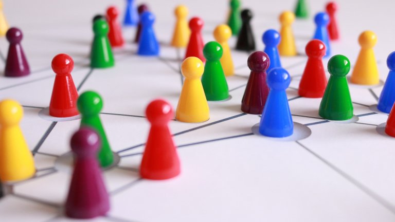 Bunte Spielfiguren verteilt auf einem Netz Bunte Spielfiguren verteilt auf einem Netz