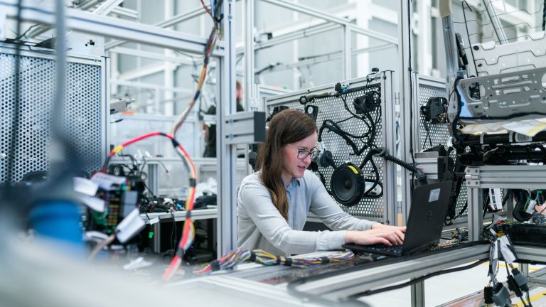 Ingenieurin in Werkstatt