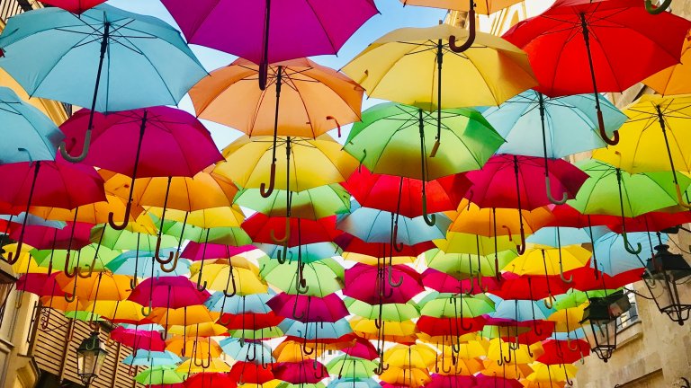 Viele Alltagsprodukte wie Regenschirme und Strumpfhosen werden aus Nylon hergestellt.