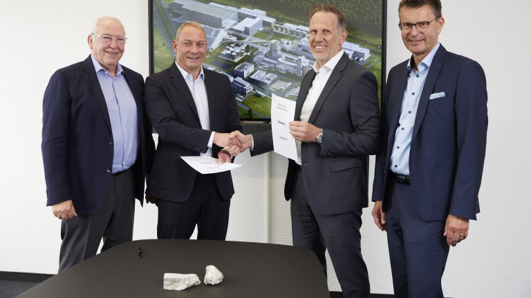 Klaus Schmitz, Chief Operating Officer, Dirk Harbecke, Chairman und Chief Executive Officer von Rock Tech Lithium, LEAG-Vorstandsvorsitzender Thorsten Kramer und LEAG-Finanzvorstand Dr. Markus Binder (v.l.n.r.) unterzeichneten die Absichtserklärung zur gemeinsamen Entwicklung des Lithium-Standortes Guben. Klaus Schmitz, Chief Operating Officer, Dirk Harbecke, Chairman und Chief Executive Officer von Rock Tech Lithium, LEAG-Vorstandsvorsitzender Thorsten Kramer und LEAG-Finanzvorstand Dr. Markus Binder (v.l.n.r.) unterzeichneten die Absichtserklärung zur gemeinsamen Entwicklung des Lithium-Standortes Guben.