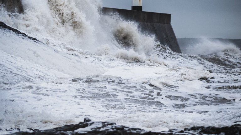 Bei stürmischem Wetter können Mikroplastikteilchen über die Gischt aus dem Meer in die Luft gelangen.