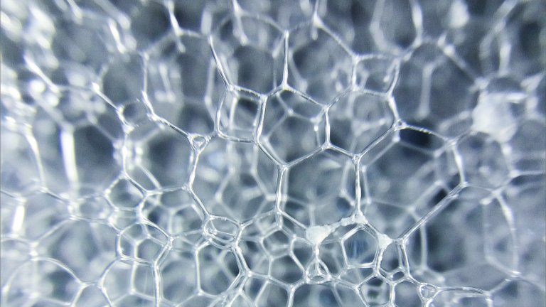 Neue Biomaterialien für die industrielle Biokatalyse: Enzymschäume bilden dreidimensionale poröse Netzwerke mit stabiler hexagonaler Wabenstruktur. Neue Biomaterialien für die industrielle Biokatalyse: Enzymschäume bilden dreidimensionale poröse Netzwerke mit stabiler hexagonaler Wabenstruktur.