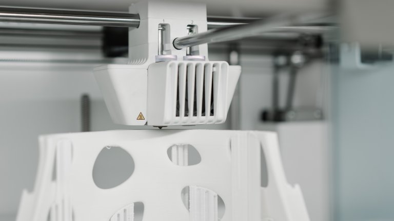 Aus dem Kompositmaterial druckt ein 3D-Drucker das Scaffold