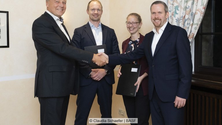 V. l. n. r.: Mats Berneblad und Marcus Martinsson, Stena Recycling Group (Sales Manager Electronics and Battery materials, Product Area Manager Batteries), und Birgit Gerke und Daniel Schönfelder, BASF (Procurement Manager Battery Recycling, President of Catalysts Division und Leiter Batteriematerialien und -recycling, BASF).