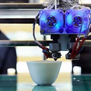 Nahaufnahme eines 3D-Druckers, der ein Werkstück fertigt
