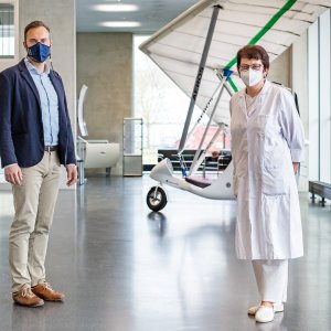 Professor Holger Seidlitz und Katarina Padaszus im Foyer des Naubaus in Wildau.