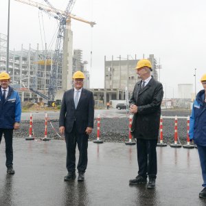 v.l.n.r.: Geschäftsführer Jürgen Fuchs besucht mit Bundespräsident Frank-Walter Steinmeier, Ministerpräsident Dr. Dietmar Woidke und BASF-Vorstandsmitglied Dr. Melanie Maas-Brunner die Baustelle der Fabrik für Kathodenmaterialien.