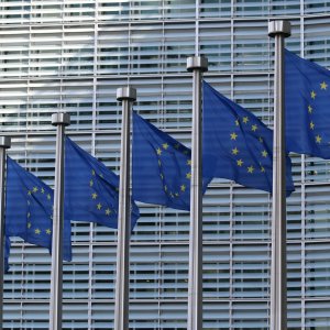 EU Flaggen vor Kommission