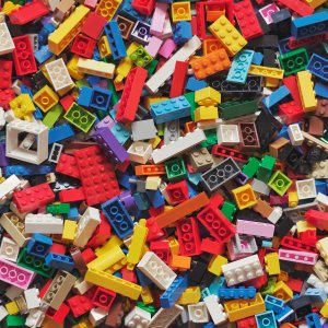 Moderne Kunststoffe halten eine Menge aus, doch „unkaputtbar" sind sie nicht. Risse können auch Legosteine zerstören.